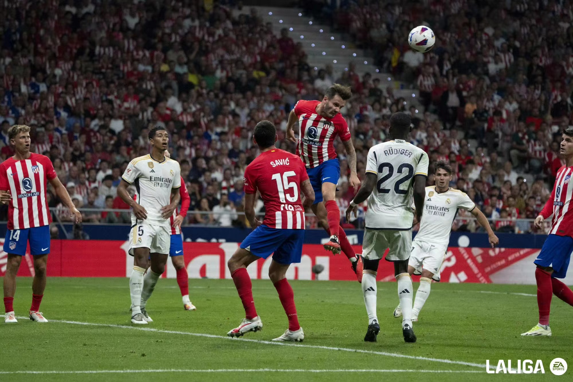 Noche madrileña, apasionante enfrentamiento entre aficionados del Real Madrid y aficionados del Atlético de Madrid